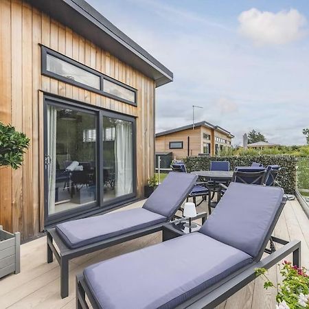 Luxury Lodge With Hot Tub In Windsor Marina Dış mekan fotoğraf