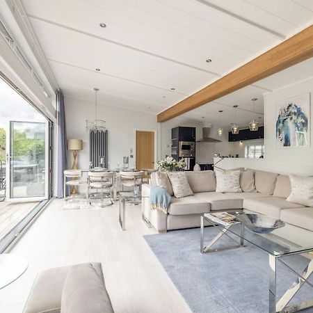 Luxury Lodge With Hot Tub In Windsor Marina Dış mekan fotoğraf