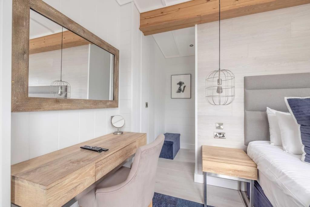 Luxury Lodge With Hot Tub In Windsor Marina Dış mekan fotoğraf