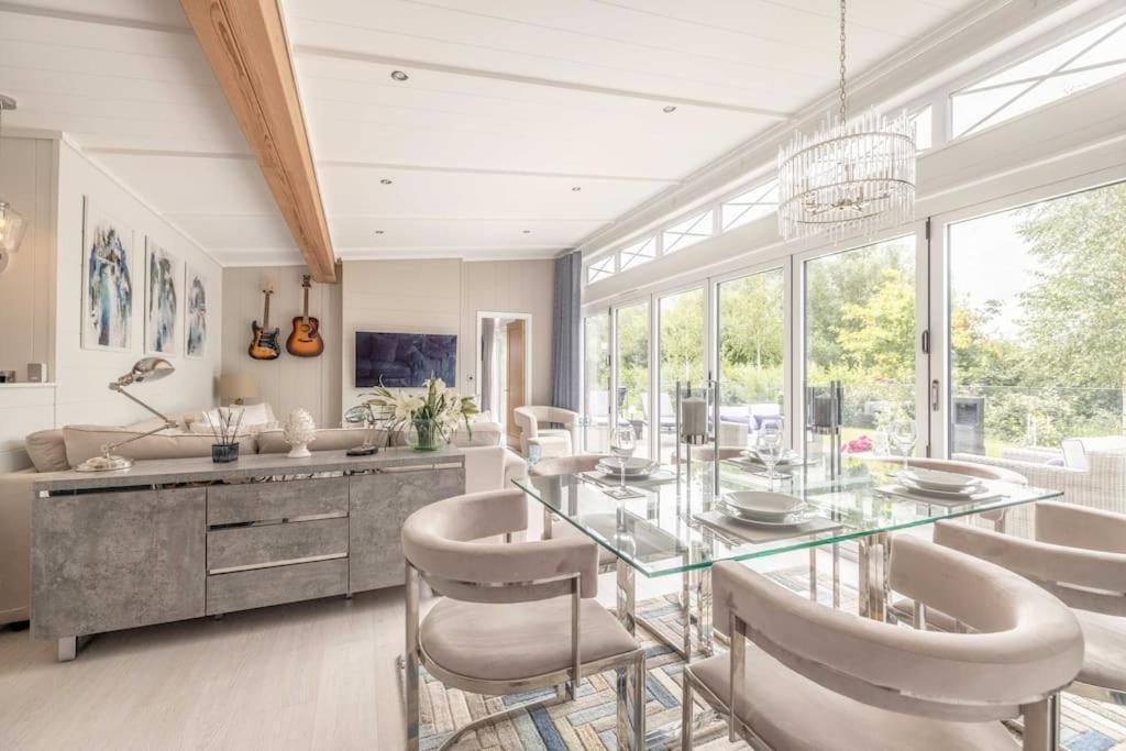 Luxury Lodge With Hot Tub In Windsor Marina Dış mekan fotoğraf