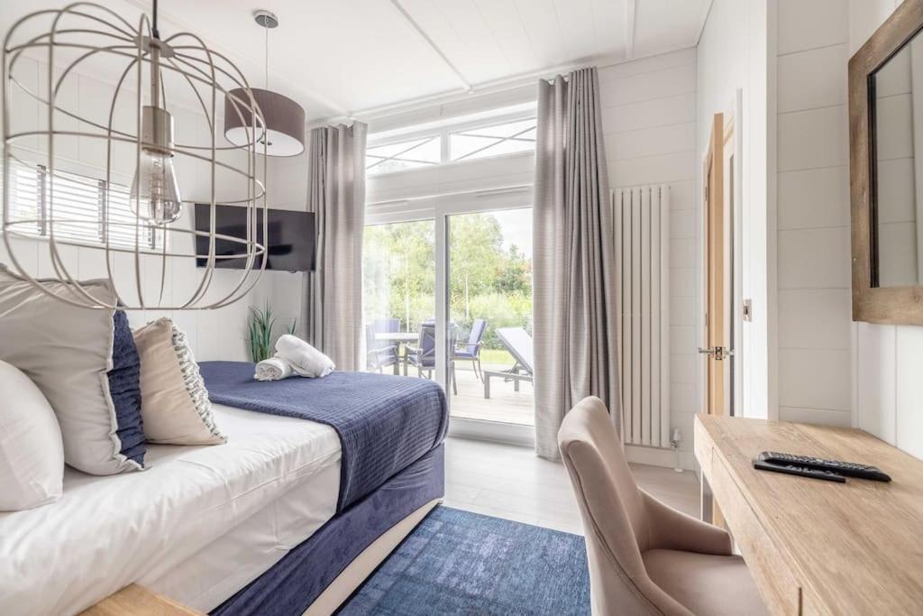 Luxury Lodge With Hot Tub In Windsor Marina Dış mekan fotoğraf