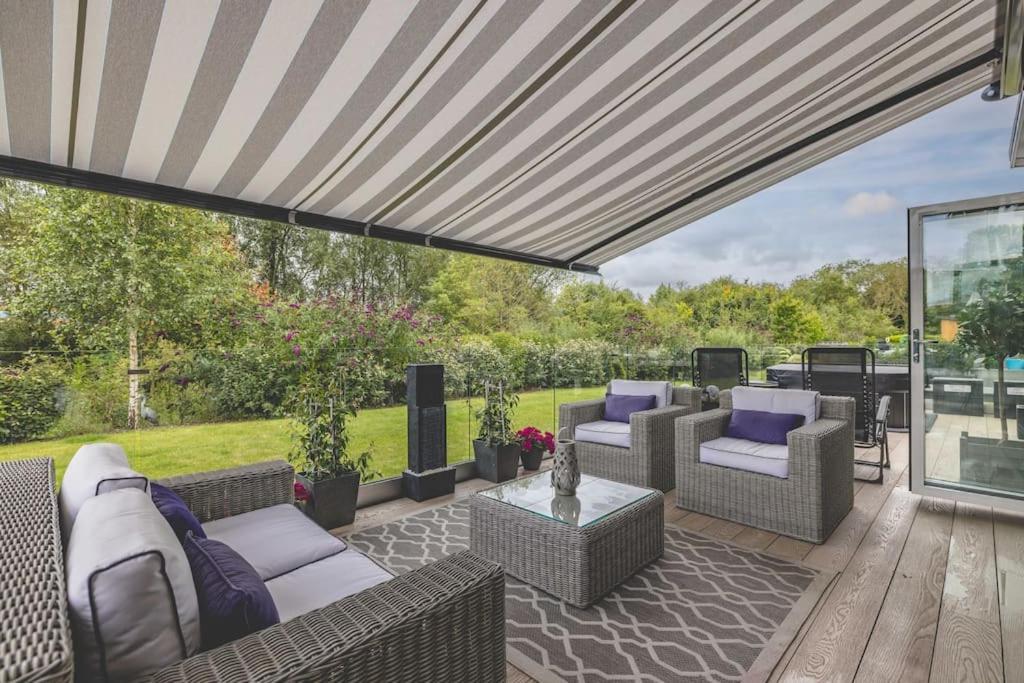 Luxury Lodge With Hot Tub In Windsor Marina Dış mekan fotoğraf