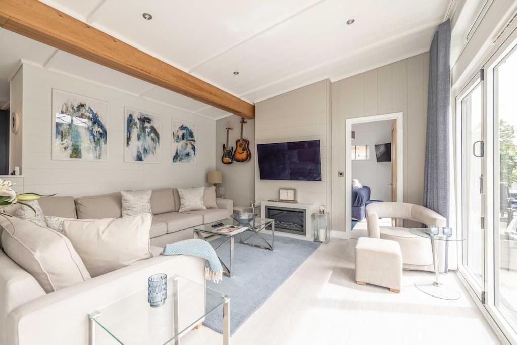 Luxury Lodge With Hot Tub In Windsor Marina Dış mekan fotoğraf