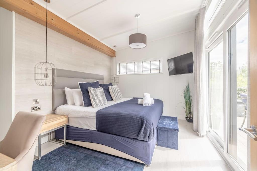 Luxury Lodge With Hot Tub In Windsor Marina Dış mekan fotoğraf