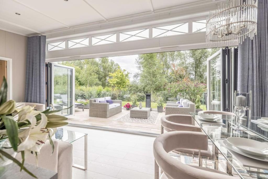 Luxury Lodge With Hot Tub In Windsor Marina Dış mekan fotoğraf