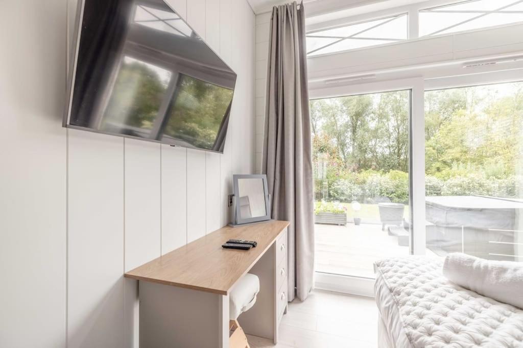 Luxury Lodge With Hot Tub In Windsor Marina Dış mekan fotoğraf
