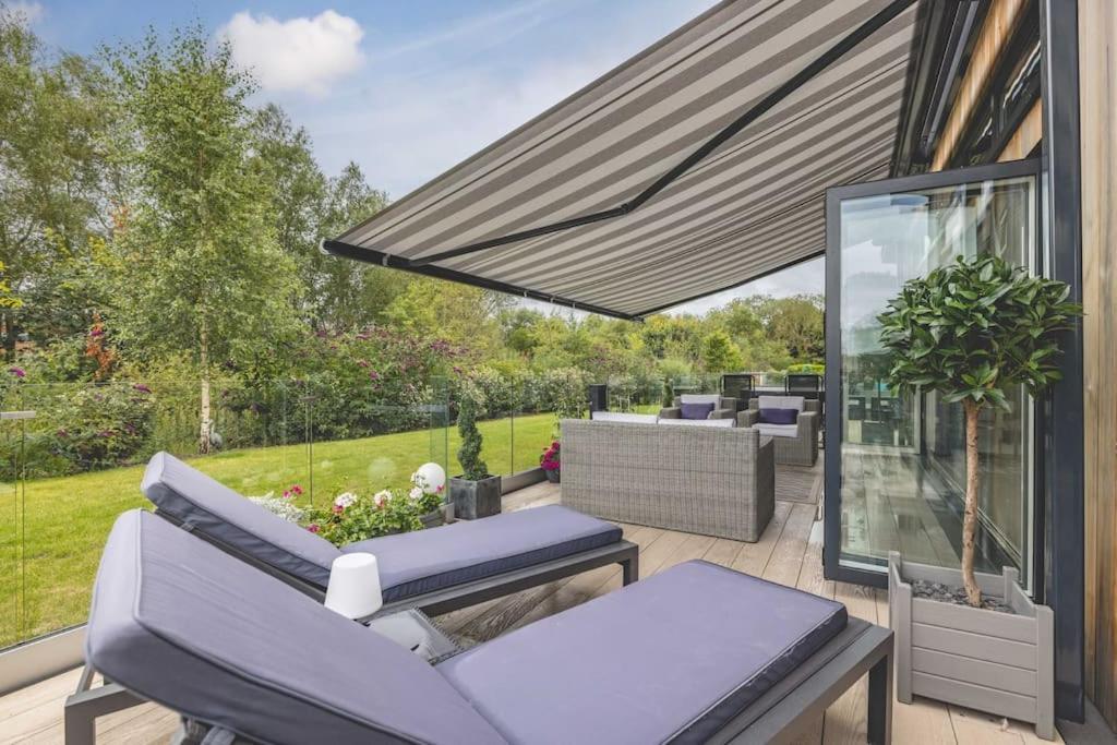 Luxury Lodge With Hot Tub In Windsor Marina Dış mekan fotoğraf