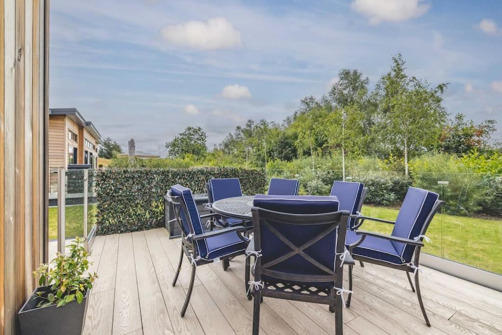 Luxury Lodge With Hot Tub In Windsor Marina Dış mekan fotoğraf